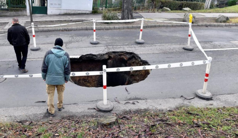 Megnyílt a föld Budapesten, egy hatalmas lyuk tátong a Sasadi úton