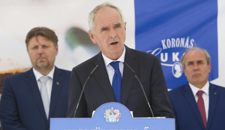 Elmebaj a négyzeten: pár nap múlva zászlókat lengetve gyűlnek össze a fideszes polgármesterek, mert Soros