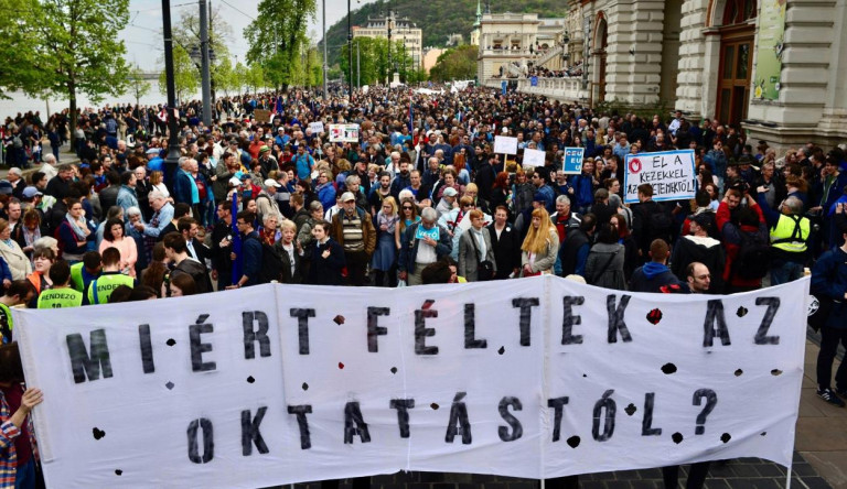 „Ezt már nem tudják a döntéshozók figyelmen kívül hagyni” – mondják a fiatalok, akik diákok ezreit hívják tüntetni az Országház elé
