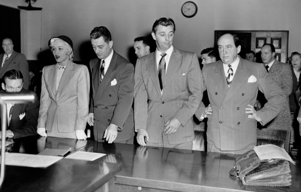 Mitchum (középen jobbra) és Leeds (balra) a bíróságon