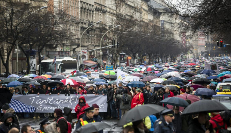 A kormánypropaganda már ki is hirdette az ítéletet: a holnap tüntető diákok meg akarják buktatni Orbánt