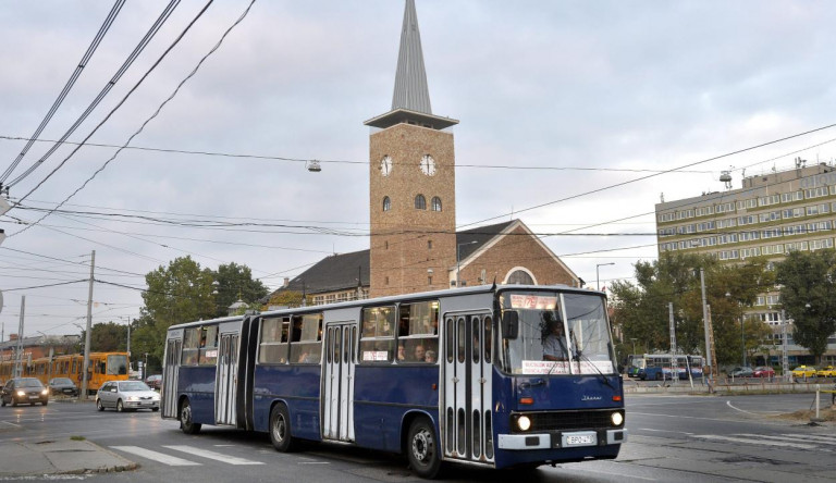 Lerúgtak egy 15 éves gyereket a budapesti buszról, de még a sofőr sem segített neki