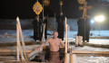 Zavarba ejtő felvételek következnek: Putyin megfürdött a jeges tóban