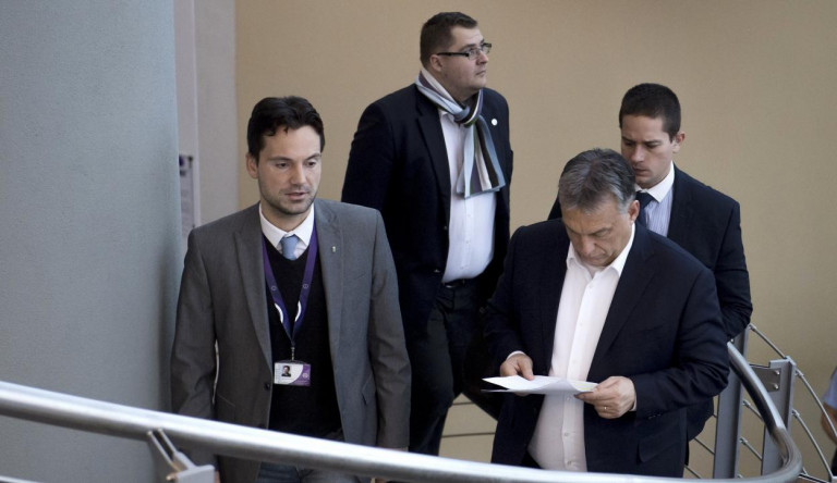 A kormány kedvenc intézete óránként 25 millióért kutatja ki, hogy a magyarok minden kérdésben Orbán mellett állnak