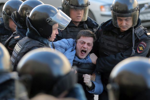 Rendőrök fognak le egy tüntetőt Navalnij tavalyi, korrupcióellenes demonstrációján