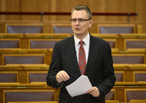 200 milliót kap Rétvári unokatestvérének nőegylete