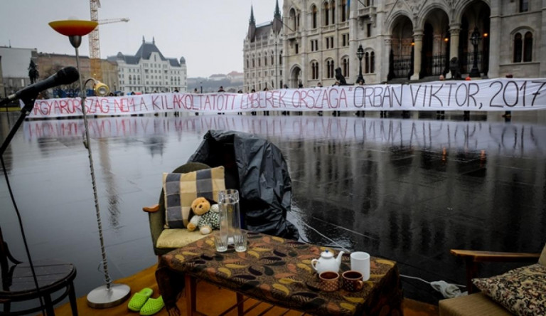 Egy hatalmas Orbán-idézettel tiltakoztak a kilakoltatások ellen a Parlament előtt – Videó