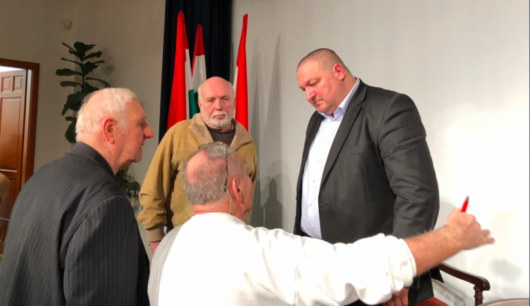 Egy férfi felállt, hogy egy valódi problémáról kérdezze Németh Szilárdot, mire lehurrogták