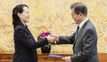 Történelmi fordulat: Kim Dzsong Un húga nemcsak találkozott a dél-koreai elnökkel, hanem meg is hívta északra
