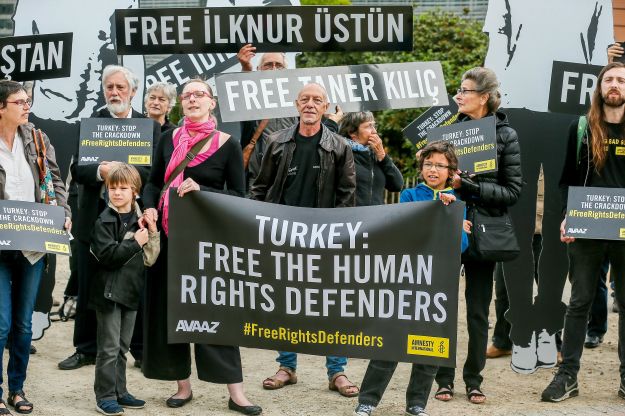 Az Amnesty Brüsszelben tüntet, amiért Törökországban emberi jogi aktivistákat börtönöztek be