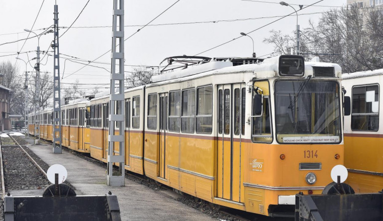 Meghalt a villamoson, hat és fél órán át senki nem vette észre, de a BKV szerint teljesen rendben van ez így