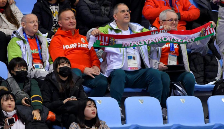 Kósa Lajost kínos családi bizniszeiről kérdezték volna a parlamentben, de ő „halaszthatatlan közfeladat ellátása” miatt inkább az olimpián csápol