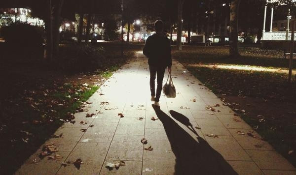 Para éjjel egyedül hazamenni? Itt a telefonos segítség!