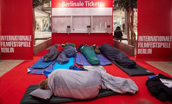 Filmrajongók várnak, hogy megvehessék jegyüket a 68. Berlinaléra