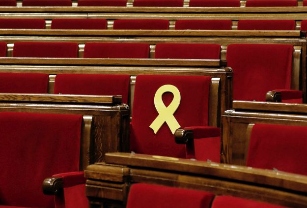 A bebörtönzött katalán politikusok jelképe az ülésteremben