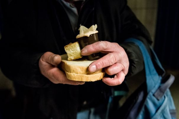 Maga ott, a kék pulcsiban, sárga esernyővel, igen, maga, kérem, segítsen, bajban vagyok!