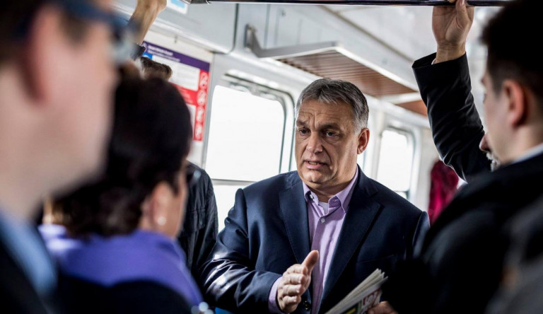 Orbán Viktor a nép gyermekeként most épp a bejárók között vegyült el