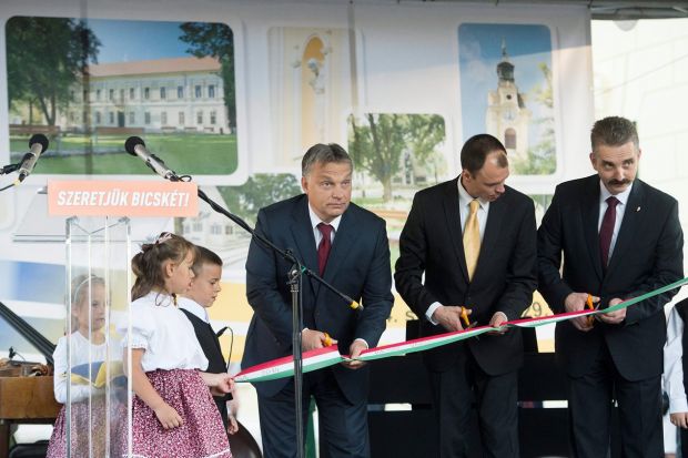 Középen Pálffy Károly polgármester Orbán Viktorral és Tessely Zoltánnal