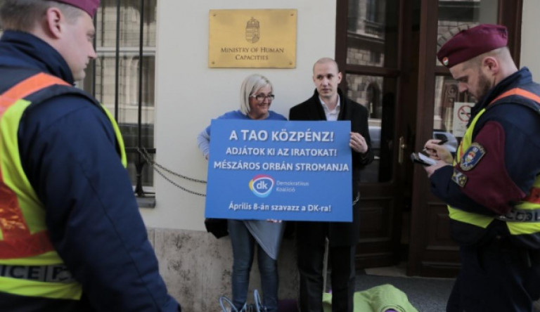 Felcsúti tao-botrány: a minisztérium bejáratához láncolta magát két DK-s politikus, mert szerintük Mészáros Lőrinc és az Emmi átverte őket