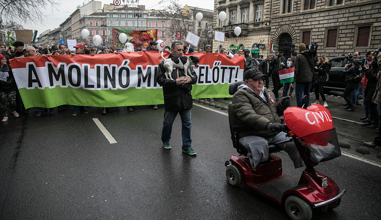 Aki nem vejünk, az ellenünk! – A fal adta a másikat a korrupt Fidesz-politikusoknak a Kutya Párt menetén