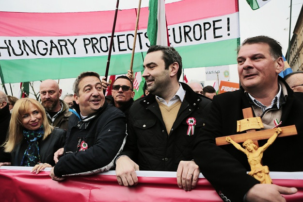 Ezek a fotók tűpontosan megmutatják, kikből is áll Orbán kemény magja, a békemenet