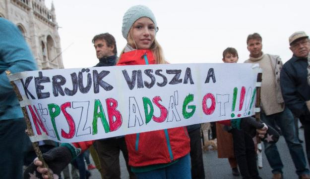 Az Európai Néppárt a médiaszabadságért aggódik, de a Fidesz EP-képviselője szerint minden a legnagyobb rendben van