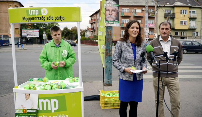 Hiába gyűjtötte neki az aláírásokat a Fidesz, hiába dobták ki a pártból, a zuglói LMP-s nem hajlandó visszalépni