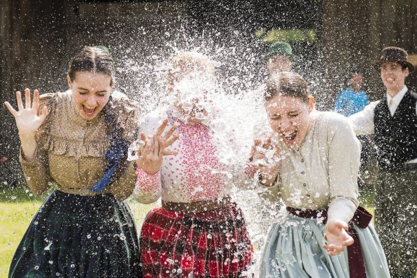 A perverz locsolóversek népszokását óvodai szexuális nevelésre kéne cserélni