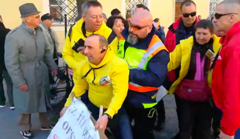 „Ez a fideszes diktatúra” – Valtonos biztonsági őrök ráncigálták az embereket, akik tiltakoztak Orbánék kampányzáróján