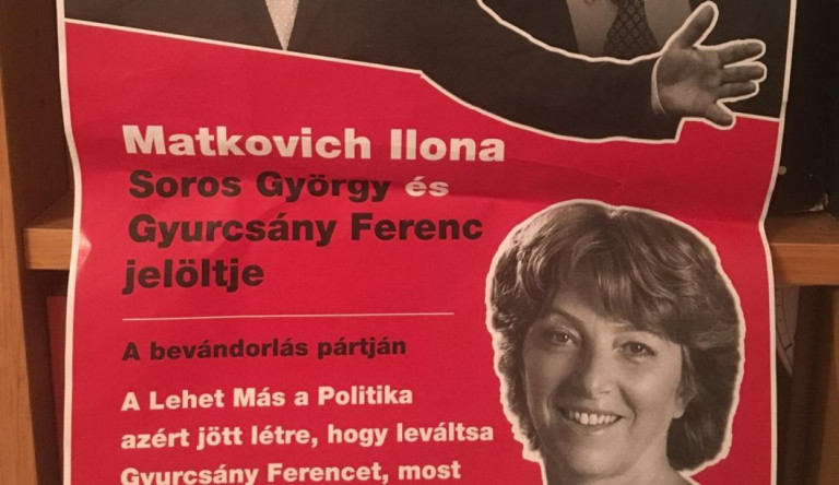 A közös ellenzéki jelölt ellen kezdtek ismeretlenek plakátkampányba Vácon. Kinek van tele a gatyája Matkovich Ilonától?