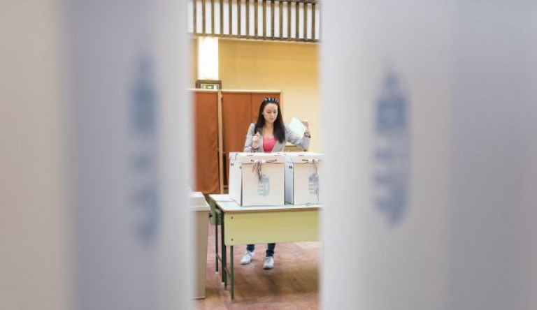 Az a választópolgár, aki este 7 órakor sorban áll a szavazókör előtt, még leadhatja szavazatát