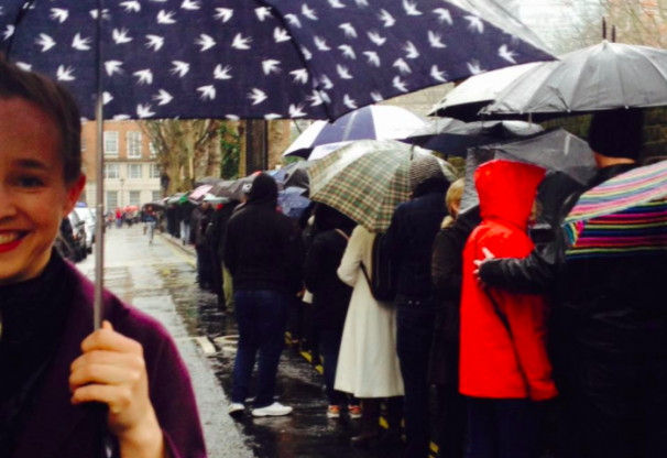 Több száz méteres sor, többórás várakozás, zuhogó eső Londonban, de a hangulat jó