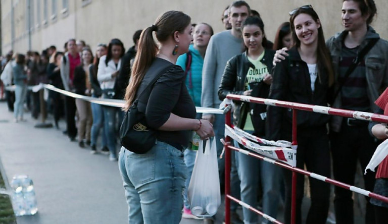 Elképesztő sorok a Bocskai úton, még órákig tarthat a várakozás