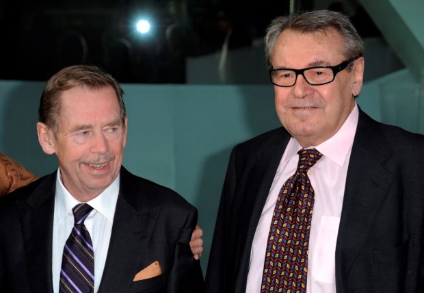 Václav Havel mellett Milos Forman (jobbra)