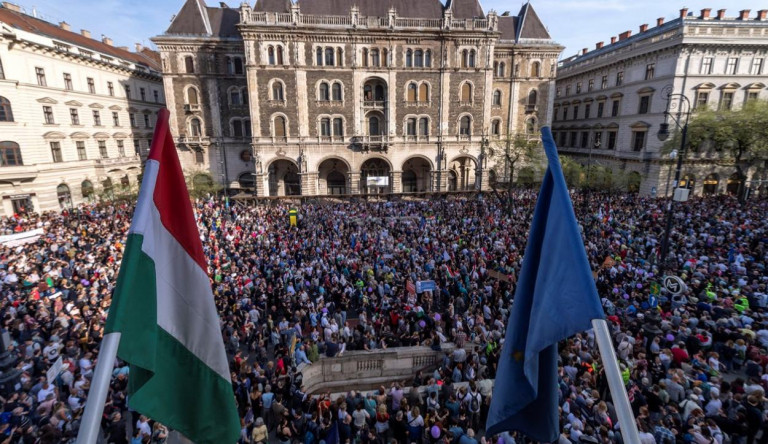 Ki gondolta volna? – A Kossuth térre ért a tömeg, de a sor vége még az Operánál van