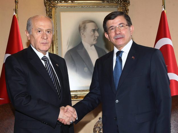 Devlet Bacheli (balra) és Ahmet Davutoglu korábbi miniszterelnök