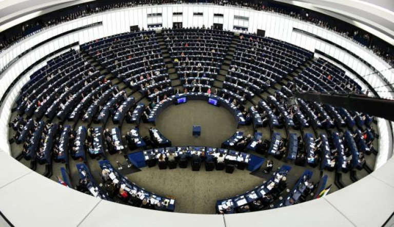 Ez lehet Orbán Viktor (rém)álma: Az Európai Parlament egységes uniós álláspontot szeretne az ENSZ migrációs csomagjáról