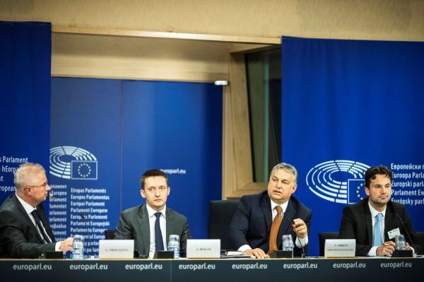Orbán magyaráz, Trócsányi (balra) sasol