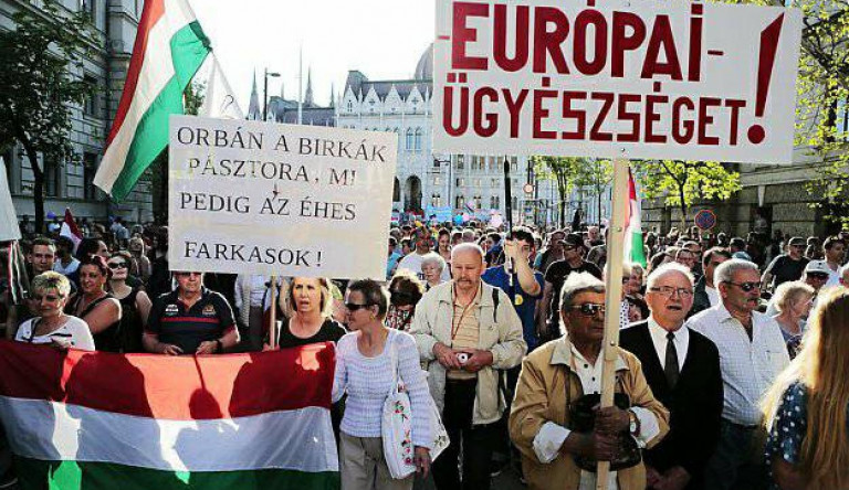 Elindult az újabb kormányellenes tüntetés, a tömeg már az Erzsébet híd irányába vonul – Fotók