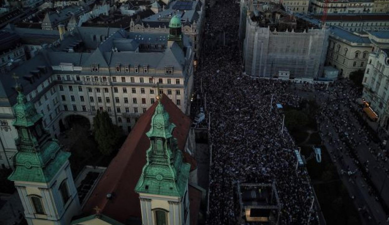 Rengetegen vannak a Szabad sajtó úton