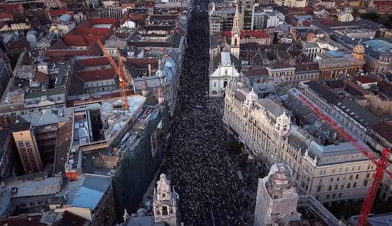 Felülről is megmutatjuk, hogy vonult sok ezer ember a szombati tüntetésen a Szabad sajtó úton