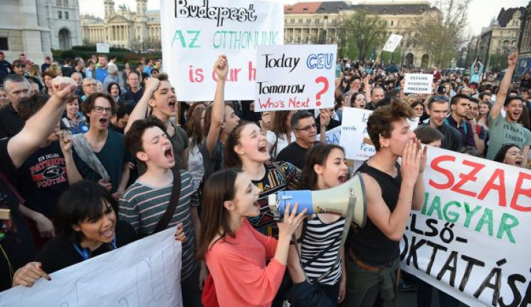 „Miniszterelnök úr! Nem fél, hogy túltolják? Mi lesz, ha a »magyar emberek« már majd plakátot sem tudnak olvasni?”