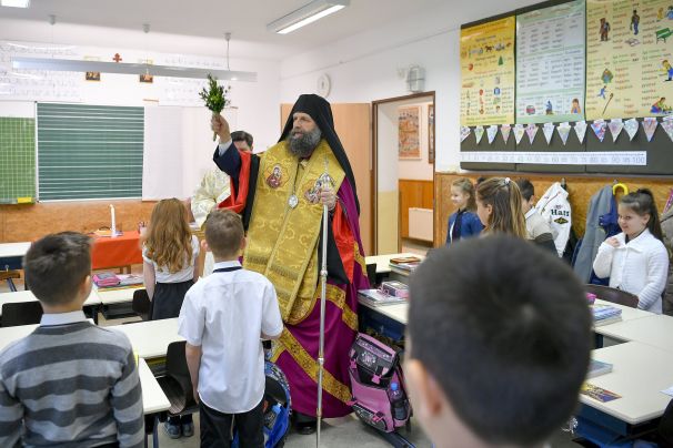 Kocsis Fülöp görögkatolikus érsek-metropolita megszenteli a felújított Szent Mihály általános iskola osztálytermét
