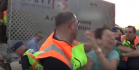 Megrázó felvétel: Ott álltak mellette a rendőrök, amikor a kigyúrt biztonsági egyszerűen kiütötte a tiltakozó nőt