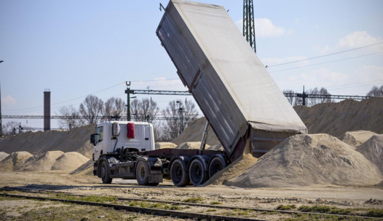 Kikészülnek a lakók, az Orbán család vállalkozásai ellehetetlenítik az életüket