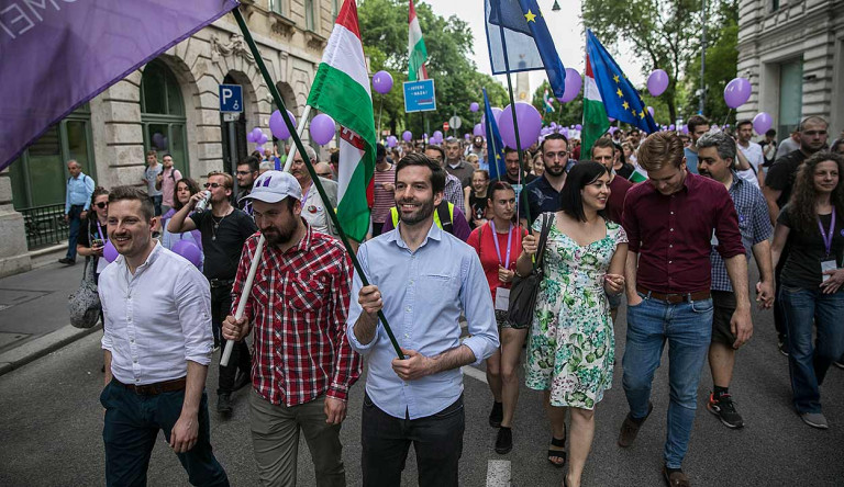 Maradnak és ellenállnak: családias, majálisba oltott tüntetéssel üzen a Momentum