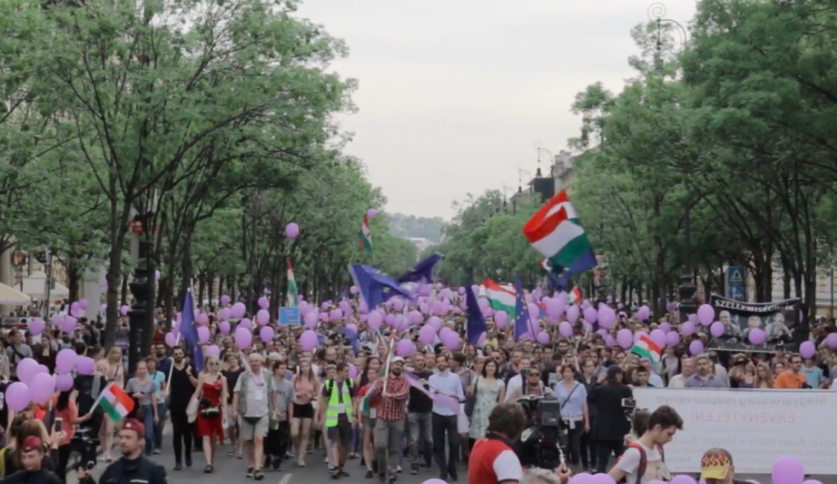 „Nem elég egy csodafegyver, a saját kezünkbe kell venni a sorsunk”