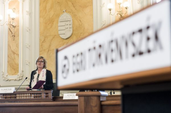 Tényleg bedarálhatja a bíróságokat a kormány