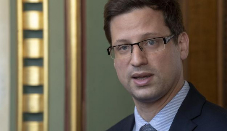 Már Gulyás Gergely is keménykedik: az értelmiség csak maradjon nyugton, ne húzzon ujjat a Fidesszel!