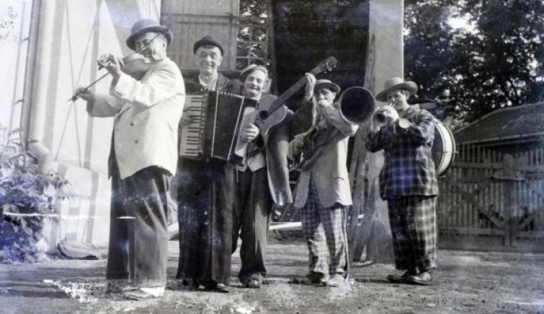 Anyák napja a Fidesz értelmezésében: a cirkusz bejárata előtt tartott sajtótájékoztatót az államtitkár